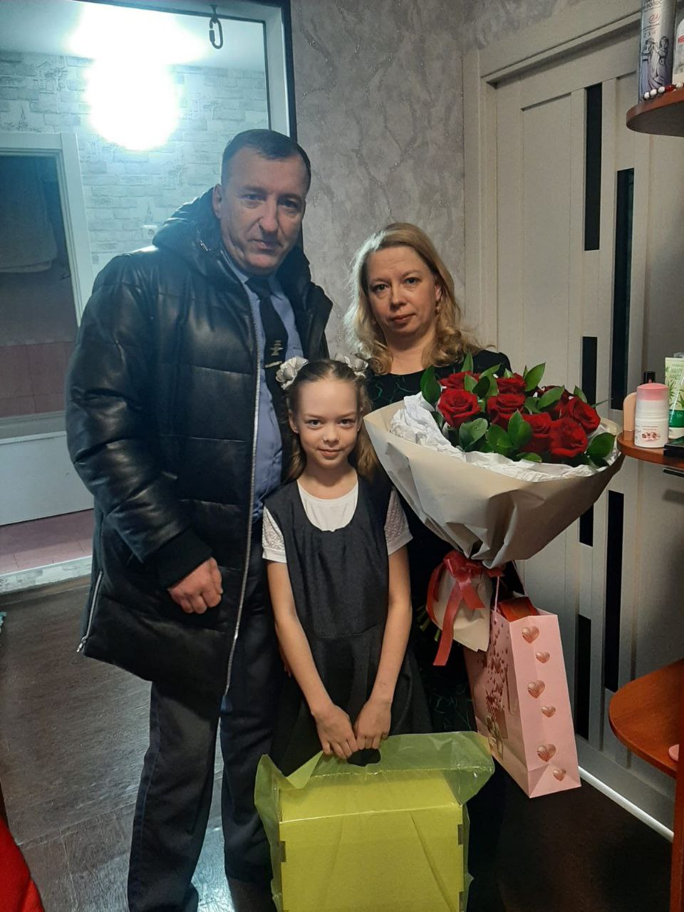 Сотрудники МТУ Ространснадзора по СФО поздравили с 8 марта жену и дочь мобилизованного сотрудника